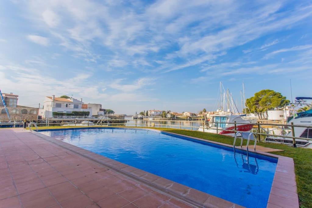Piso De 2 Habitaciones, 3 Piscinas Y Cerca Del Mar Roses Dış mekan fotoğraf