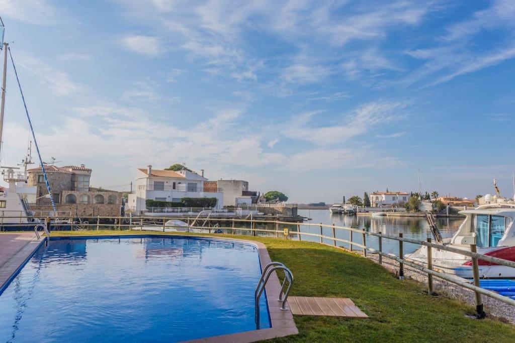 Piso De 2 Habitaciones, 3 Piscinas Y Cerca Del Mar Roses Dış mekan fotoğraf